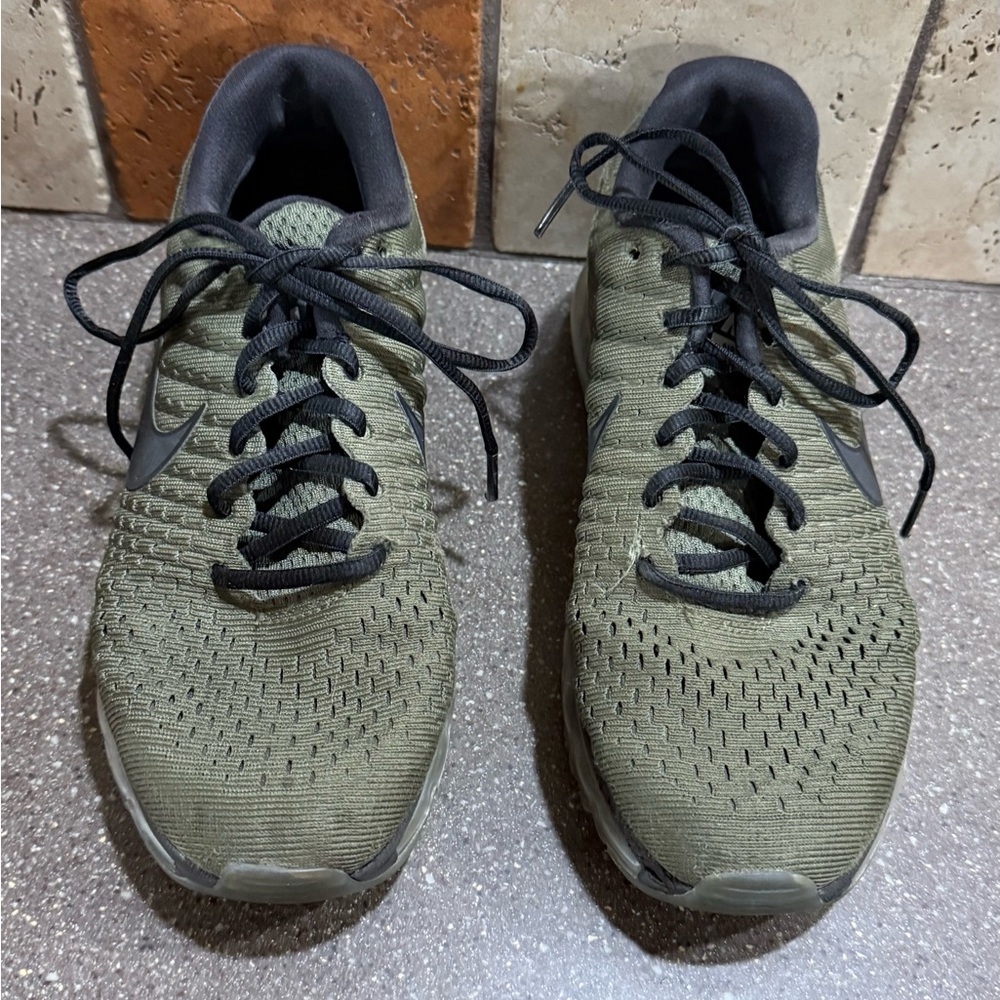 Nike air max Men's Khaki and Black Athletic Shoes size 8